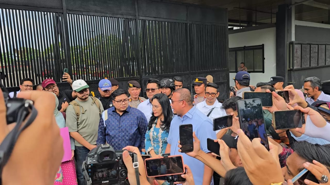 Dua Anggota DPR RI Rieke Diah Pitaloka (Fraksi PDIP) dan Andre Rosiade (Fraksi Gerindra) secara resmi menerima aspirsasi tuntutan rakyat