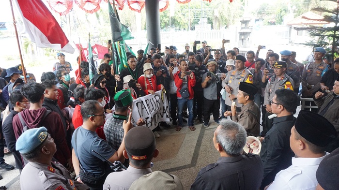 Aksi unjuk rasa mahasiswa GMNI dan HMI di depan Gedung DPRD Tuban, kemarin (3/9).
