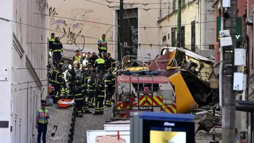 Petugas darurat mengevakuasi korban dari kereta gantung Gloria yang hancur setelah anjlok di jalur curam Lisbon.