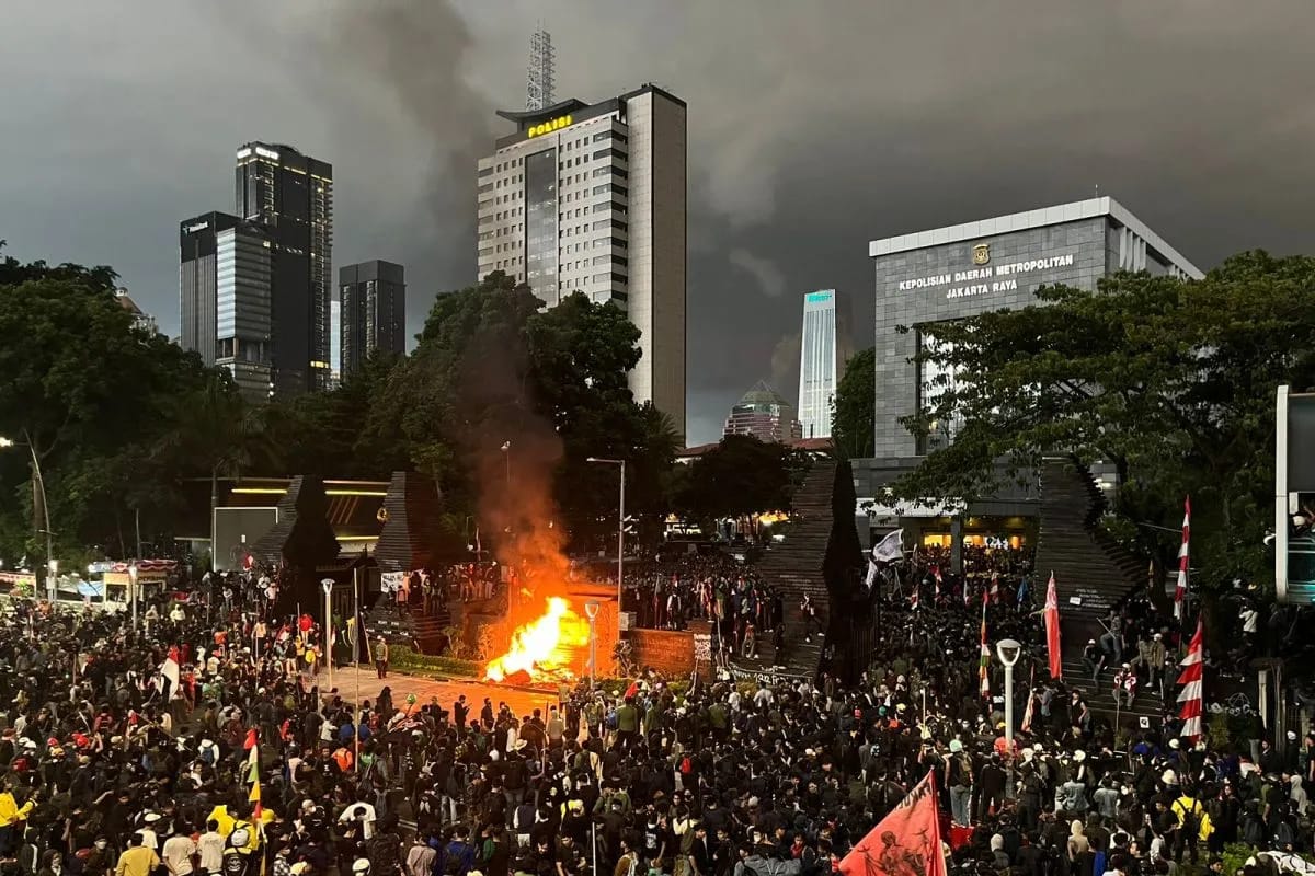 Aksi demontrasi dalam menuntut reformasi kepolisian dan pembubaran DPR.