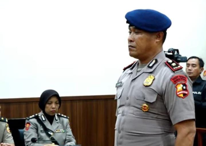 Tangis Kompol Cosmas pecah di sidang etik Polri, dia dipecat imbas kasus rantis Brimob yang menewaskan pengemudi ojol pada demo 28 Agustus.