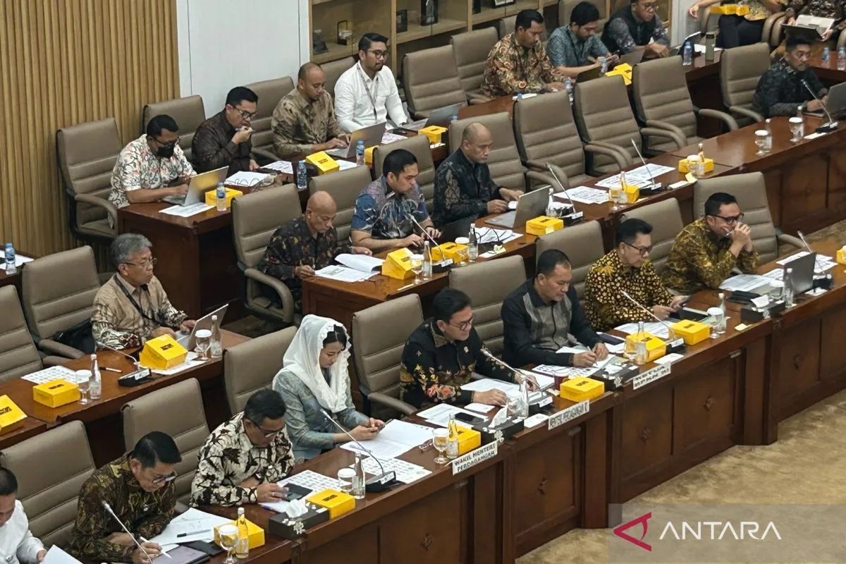 Menteri Perdagangan (Mendag) Budi Santoso saat menghadiri Rapat Kerja bersama Komisi VI DPR RI di Kompleks Parlemen MPR/DPR RI, Jakarta, Kamis (4/9).
