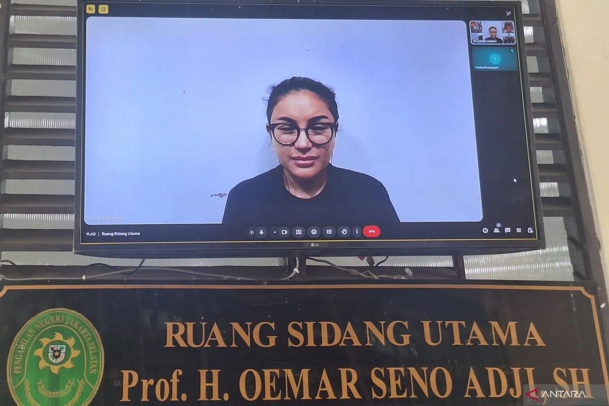 Terdakwa Nikita Mirzani menghadiri sidang secara daring dalam kasus dugaan pengancaman dan tindak pidana pencucian uang (TPPU) bos perawatan kulit (skincare), Reza Gladys, Kamis (4/9).