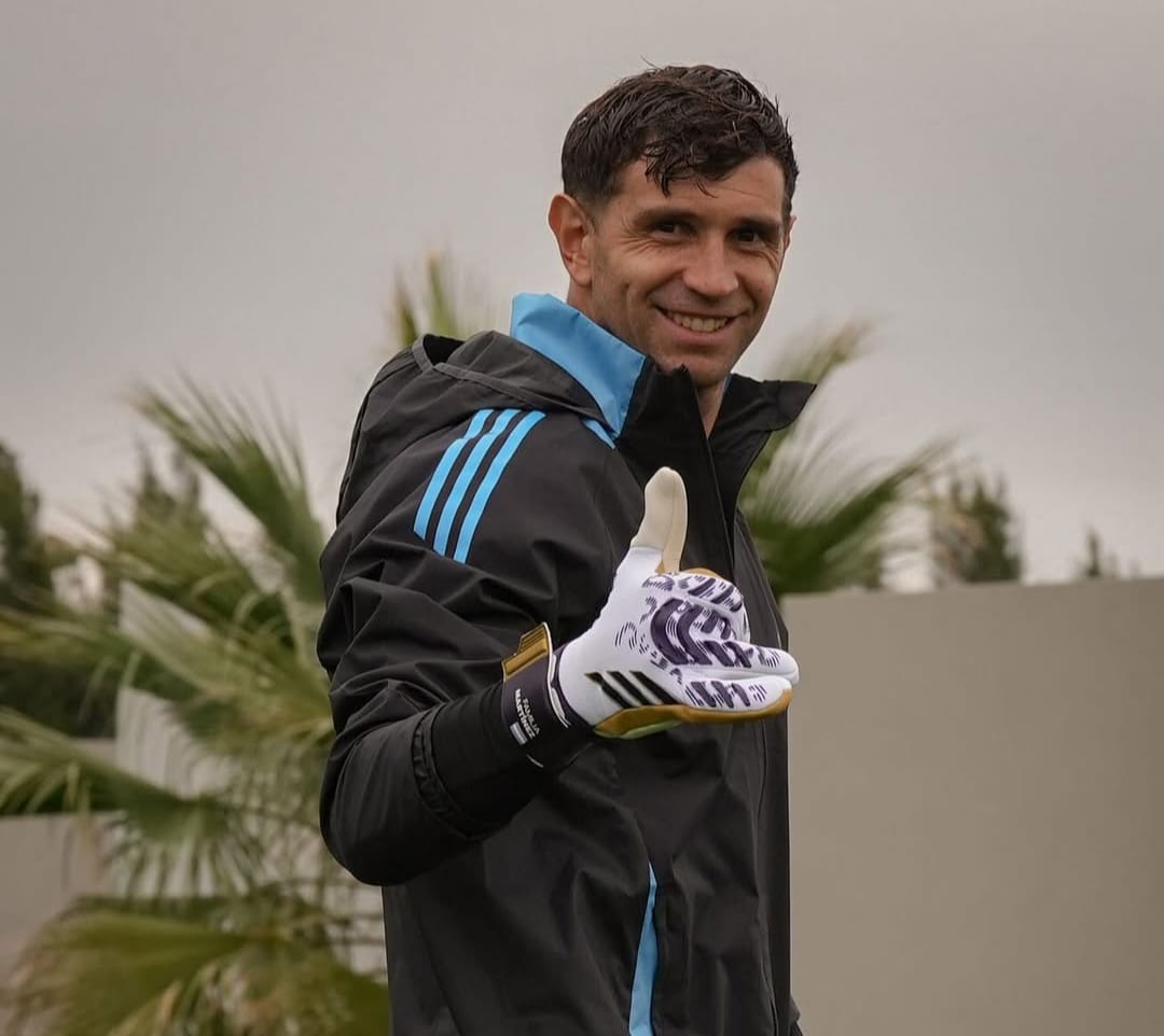 Kiper asal Argentina, Emiliano Martinez, yang sempat diisukan bakal bergabung ke Manchester United