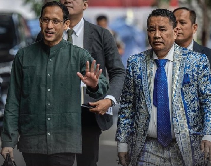 Mantan Mendikbudristek Nadiem Makarim didampingi kuasa hukum Hotman Paris