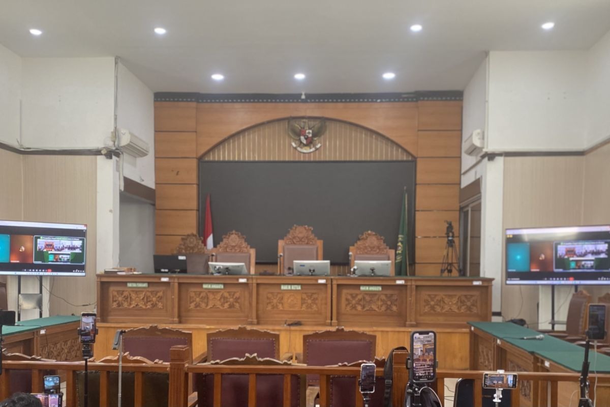 Terdakwa Nikita Mirzani menghadiri sidang secara daring dalam dugaan kasus pengancaman dan tindak pidana pencucian uang