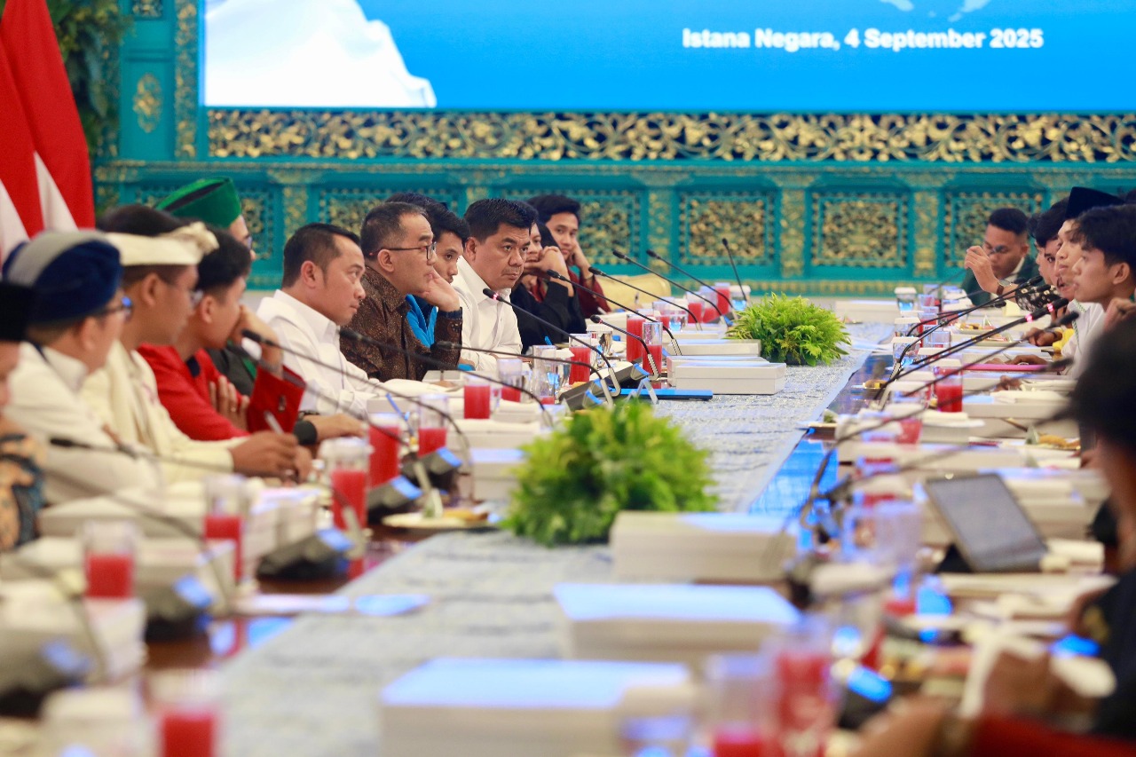Menteri Sekretaris Negara (Mensesneg) Prasetyo Hadi saat berdialog dengan perwakilan mahasiswa di Istana Negara, Jakarta, Kamis (4/9).