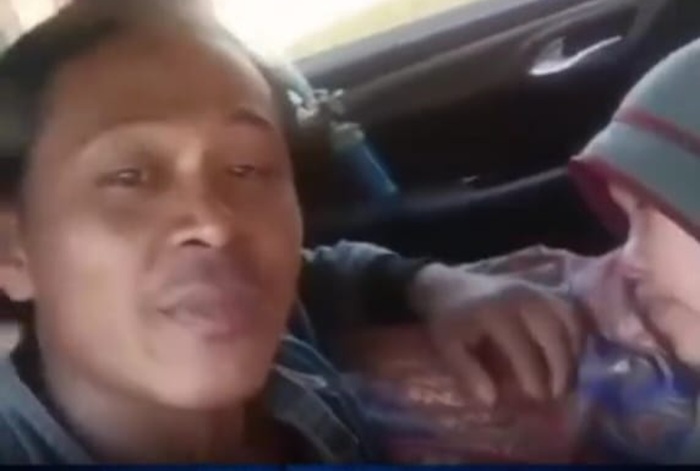 Suasana duka di dalam ambulans, kedua orang tua korban meluapkan amarah dan kesedihan atas kematian tragis putrinya.