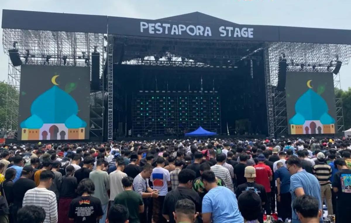 Suasana sholat Jumat berjamaah di Festival Pestapora 2025 hari ini Jumat (5/9).