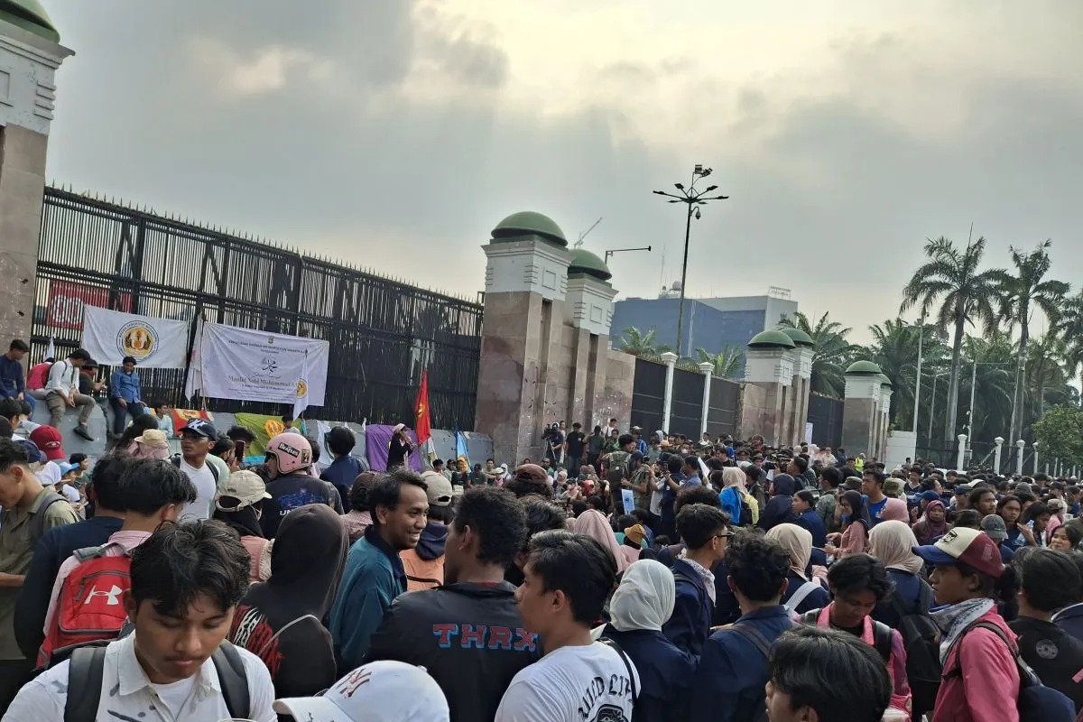 Ratusan mahasiswa dari Universitas Padjadjaran (Unpad) lakukan unjuk rasa di depan Kompleks DPR/MPR Senayan, Jakarta, Jumat (5/9)