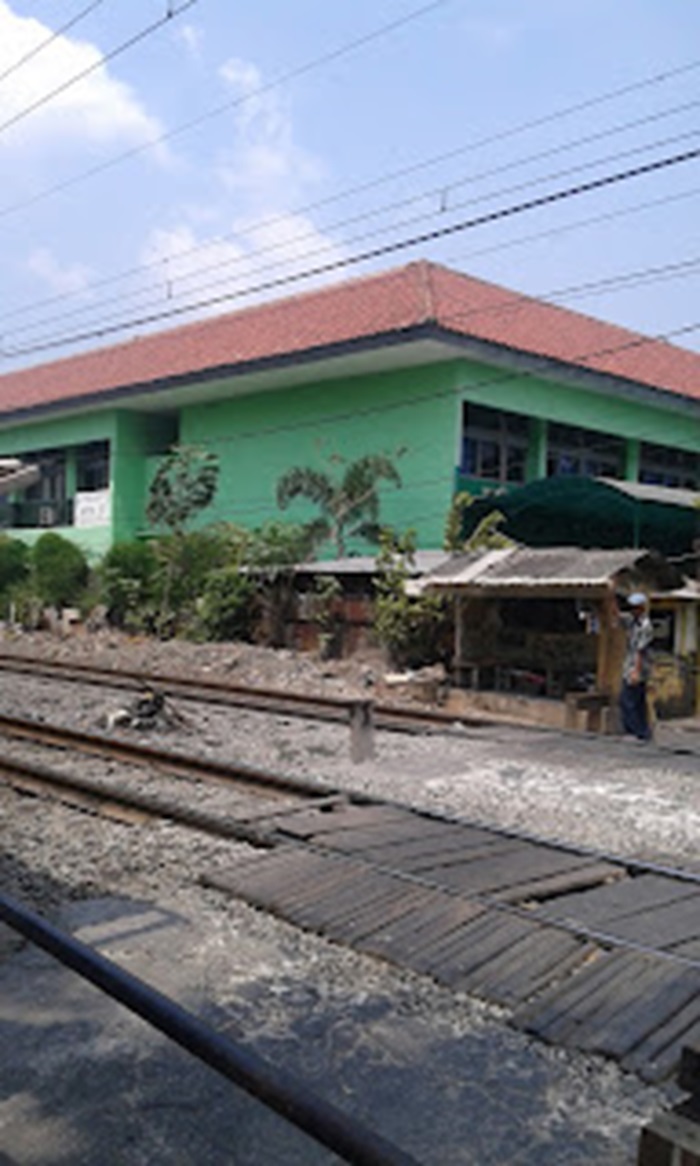 Rel kereta api, dekat dengan sekolah SMAN 37 Jakarta, mengakibatkan getarannya terasa hingga ruang kelas.