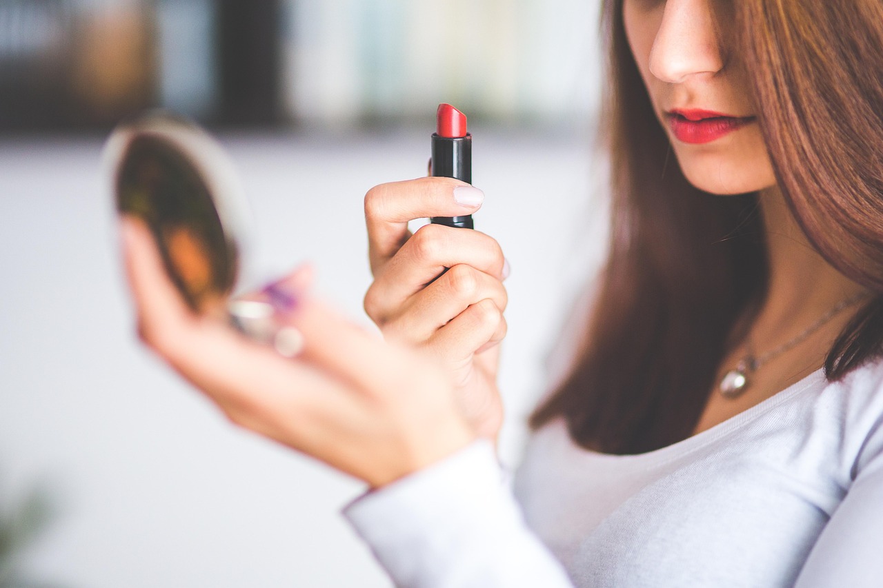 Lipstik menjadi salah satu cara untuk menutupi warna bibir gelap