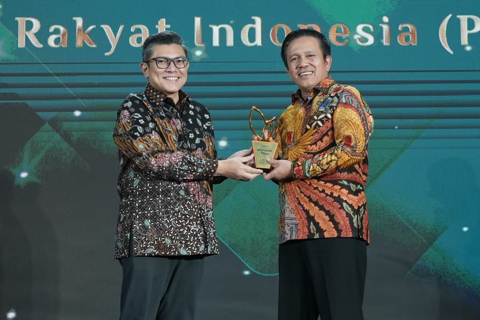 Penghargaan Anugerah Ekonomi Hijau membuktikan strategi BRI dalam mendukung UMKM, dari pembiayaan, pelatihan, hingga pendampingan usaha.