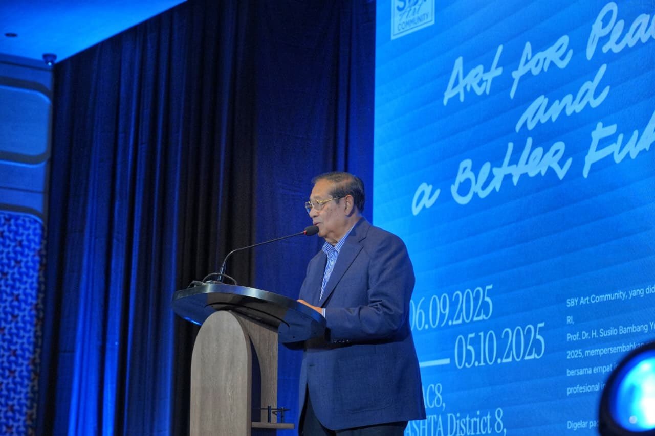 Presiden ke-6 RI, Susilo Bambang Yudhoyono (SBY) saat sambutannya di pembukaan pameran seni di Astha District, Jakarta Selatan, Sabtu (6/9).