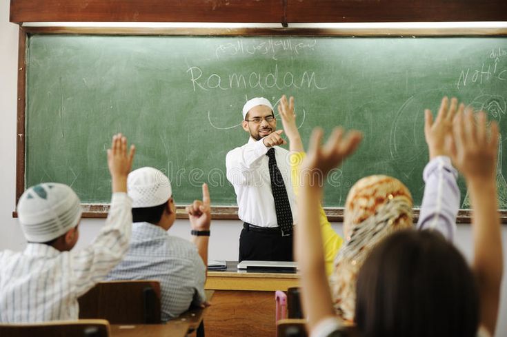 Ilustrasi guru madrasah mengajar di kelas.