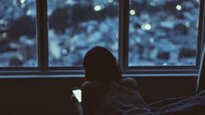 Siluet seorang perempuan yang sedang galau setelah putus.