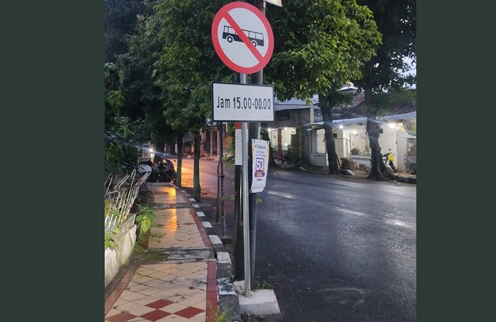 Rambu larangan melintas bus yang terpampang jelas di Jalan Wachid Hasyim.