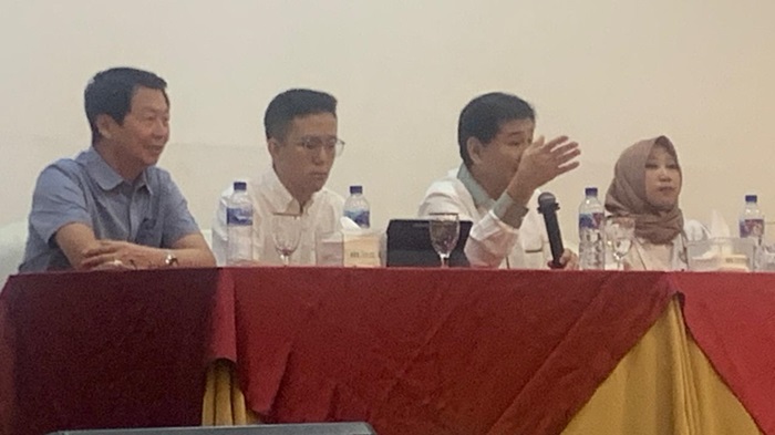 Dari kiri, Pepeng Putra Wirawan, Edward Yonanda (pengacara Soedomo Mergonoto), George Handiwiyanto (pengacara Paulus Welly A.), dan notaris Nurul Fitria di Kayu Manis Resto Tuban, Selasa (2/9).