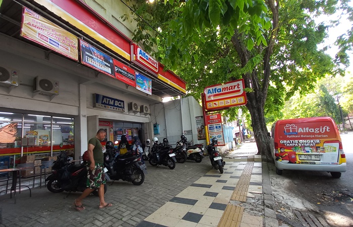 Minimarket di Jalan Panglima Sudirman tetap beroperasi usai kemalingan, kemarin (8/9).