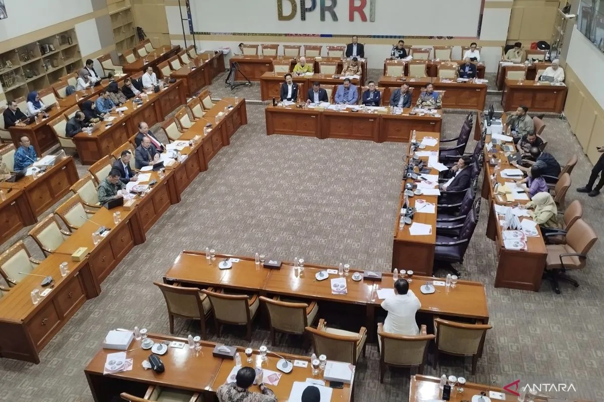Ketua Komisi III DPR RI Habiburokhman memimpin rapat dengan Komisi Yudisial di kompleks parlemen, Jakarta, Senin (8/9)
