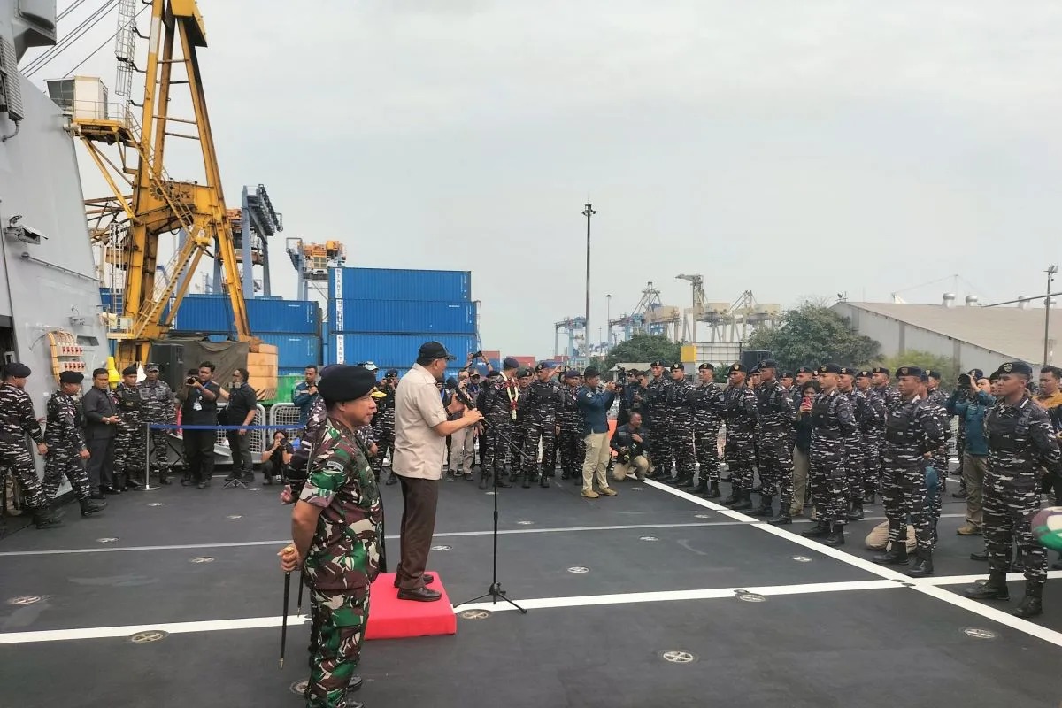 Menteri Pertahanan Sjafrie Sjamsoeddin berikan pengarahan pada personel KRI Brawijaya 320 saat bersandar di dermaga 107, Tanjung Priok, Senin (8/9).