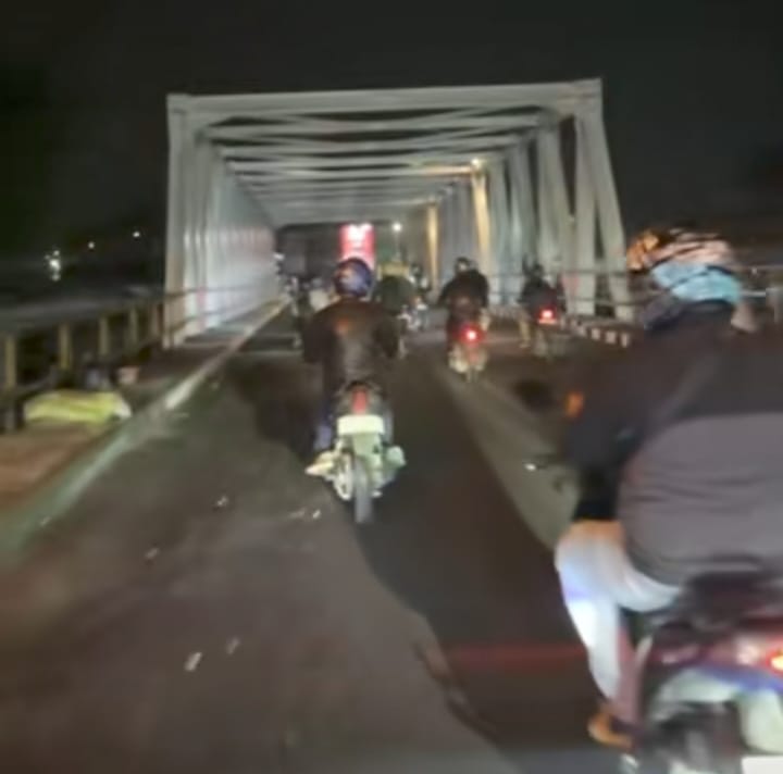 Momen gladiresik pembukaan Jembatan Dayeuhkolot setelah selesai direnovasi.