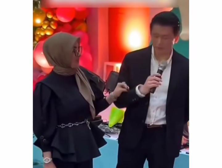 Sikap Syahrini jadi sorotan saat ia mengelap tangan ke jas suami usai memegang mikrofon