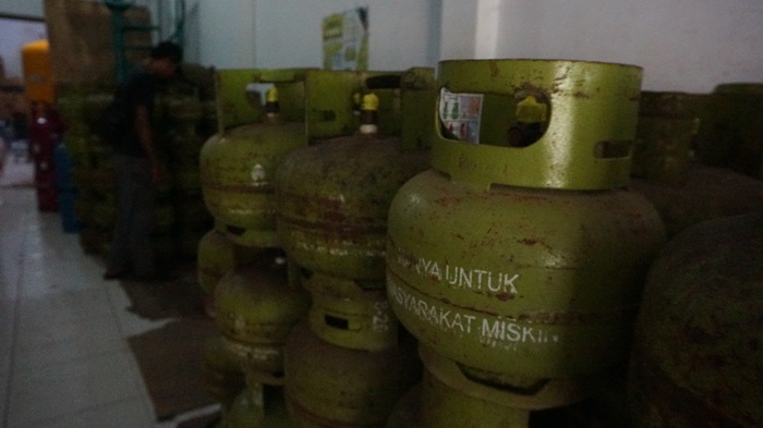 Stok elpiji di salah satu pangkalan di Kecamatan Tuban menumpuk dan siap untuk memenuhi kebutuhan selama momen peringatan Maulid Nabi Muhammad.
