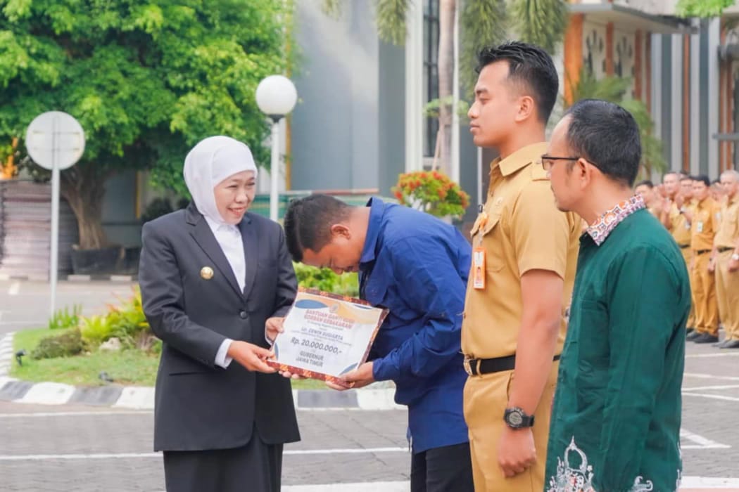 Gubernur Jawa Timur Khofifah Indar Parawansa beri bantuan kepada 3 ASN korban kebakaran Gedung Negara Grahadi