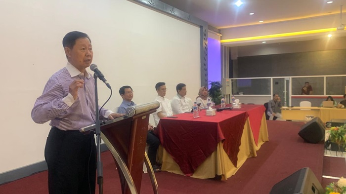 Gunawan Putra Wirawan, salah satu tokoh TITD Kwan Sing Bio Tuban menyampaikan sambutan pada pertemuan umat di Kayu Manis Resto Tuban, Selasa (2/9) malam,