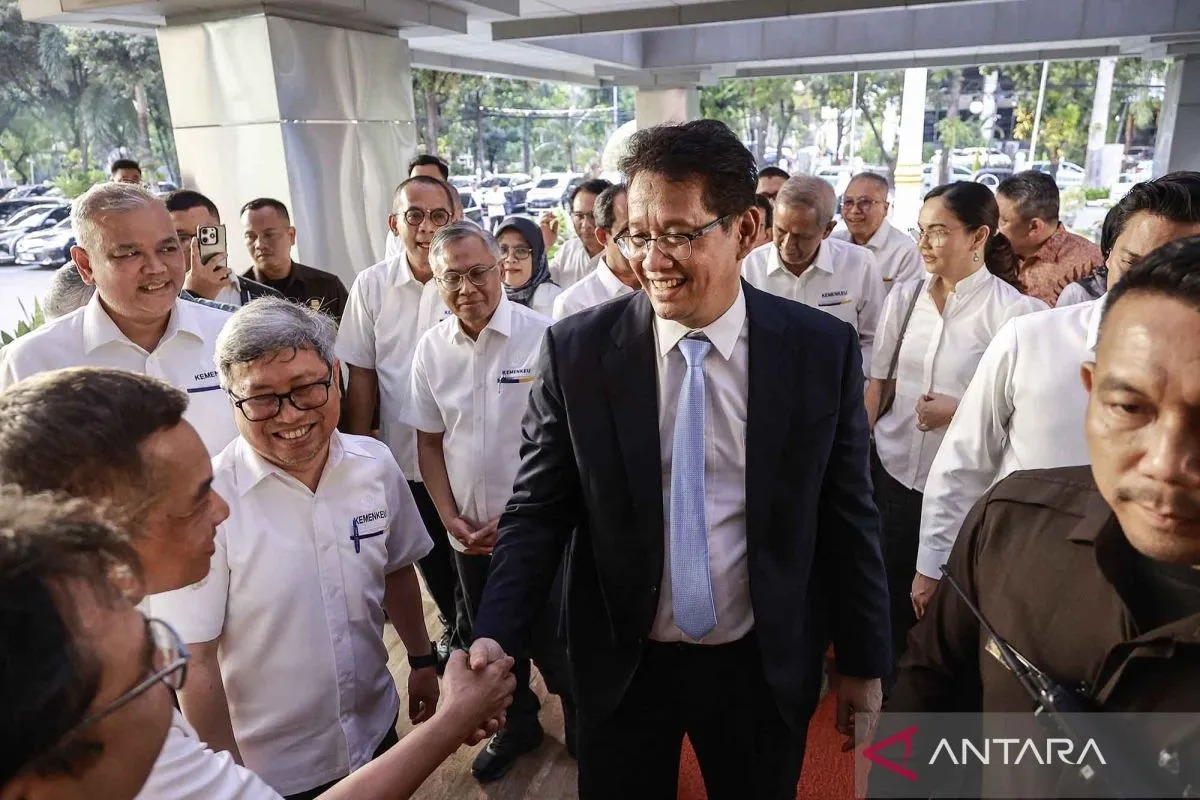 Menteri Keuangan Purbaya Yudhi Sadewa berjabat tangan dengan sejumlah pegawa