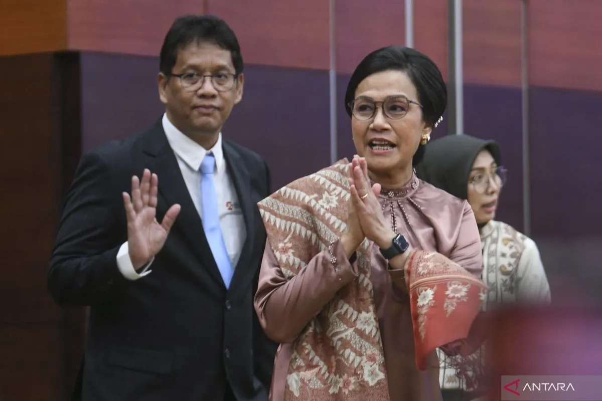Menteri Keuangan Purbaya Yudhi Sadewa bersama pejabat lama Sri Mulyani Indrawati