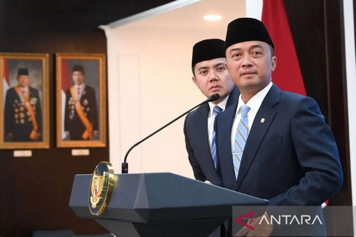 Menteri Sekretaris Negara Prasetyo Hadi (kanan) dan Sekretaris Kabinet Teddy Indra Wijaya (kiri) menyampaikan keterangan kepada wartawan