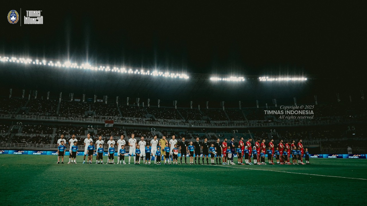 Timnas Indonesia menyanyikan lagu kebangsaan sebelum dimulainya laga uji coba FIFA Matchday
