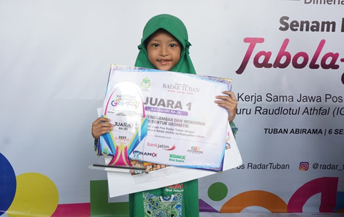 Setelah hanya meraih juara harapan di babak penyisihan, Ufairah Isnata Alifatunnisa (Aira) berhasil menyabet juara 1 dalam Festival Menggambar dan Mewarnai Bentuk Geometri Radar Tuban.