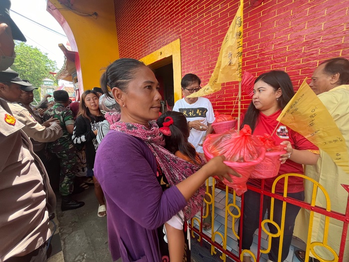 Warga mengantre tumpeng kecil di depan TITD Tjoe Ling Kiong Tuban, Jalan Panglima Sudirman, Tuban, Selasa (9/9) siang.