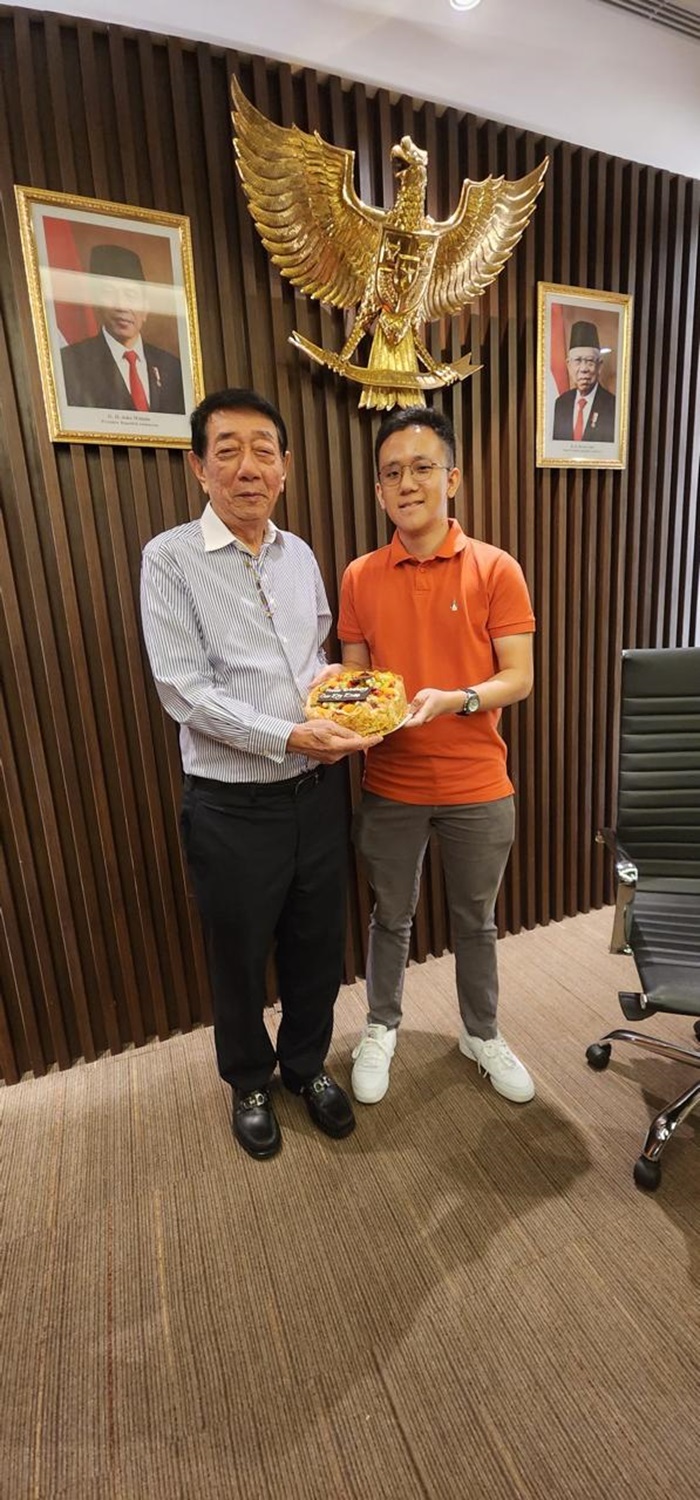Soedomo Mergonoto (kiri), salah satu pengelola TITD Kwan Sing Bio dan Tjoe Ling Kiong Tuban bersama Edward Yonanda Henoek.