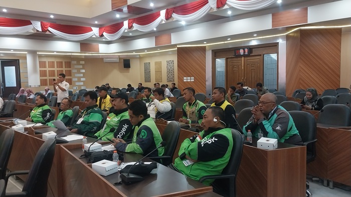 Komunitas ojol mengikuti rapat dengar pendapat di ruang paripurna DPRD Tuban kemarin (9/9). Mereka meminta Pemkab Tuban menanggung BPJS Ketenagakerjaan ojol.