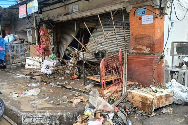 Kondisi bangunan toko yang ambruk akibat banjir di Kota Denpasar, Bal