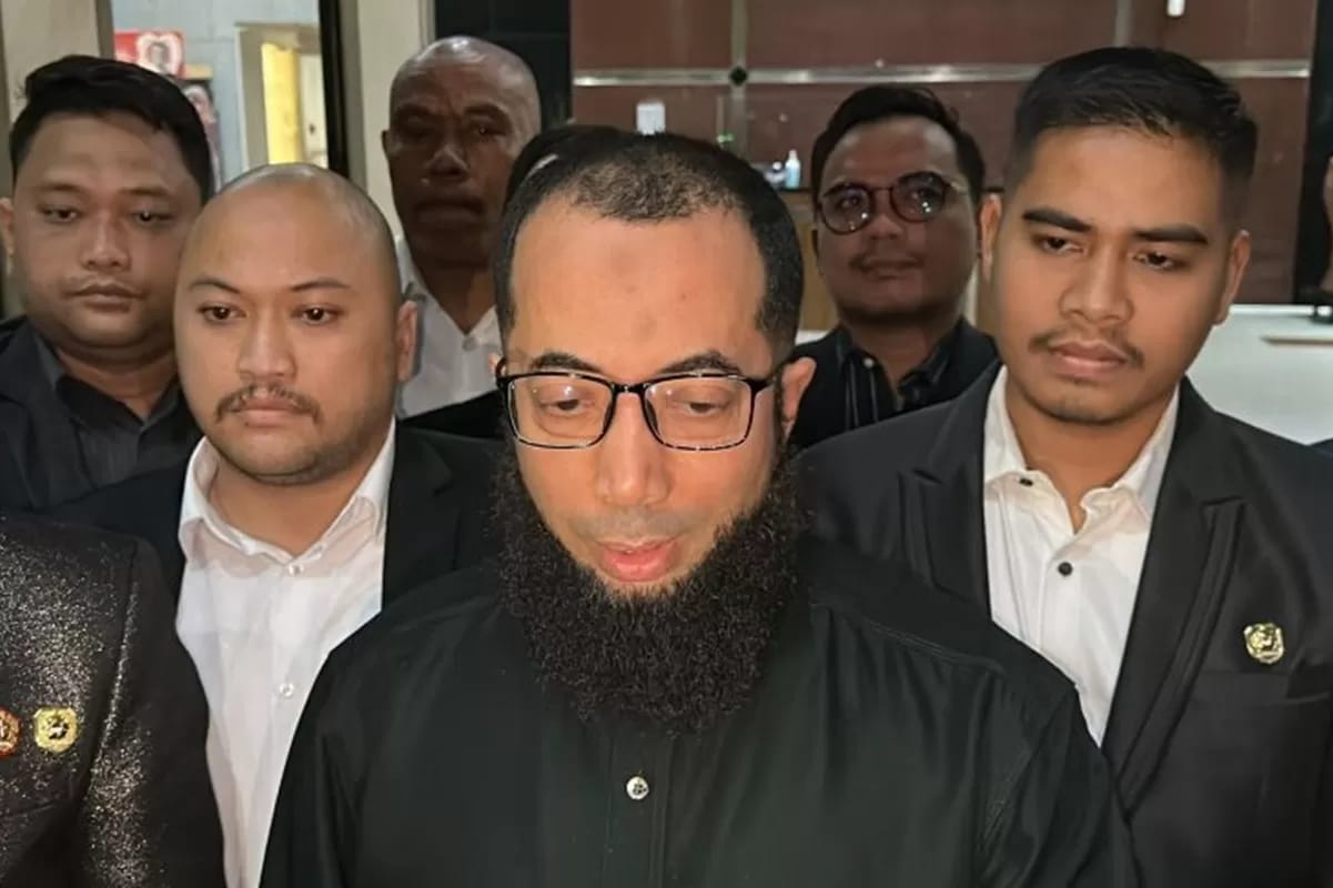 Pendakwah sekaligus pemilik agensi perjalanan haji PT Zahra Oto Mandiri atau Uhud Tour penuhi panggilan KPK