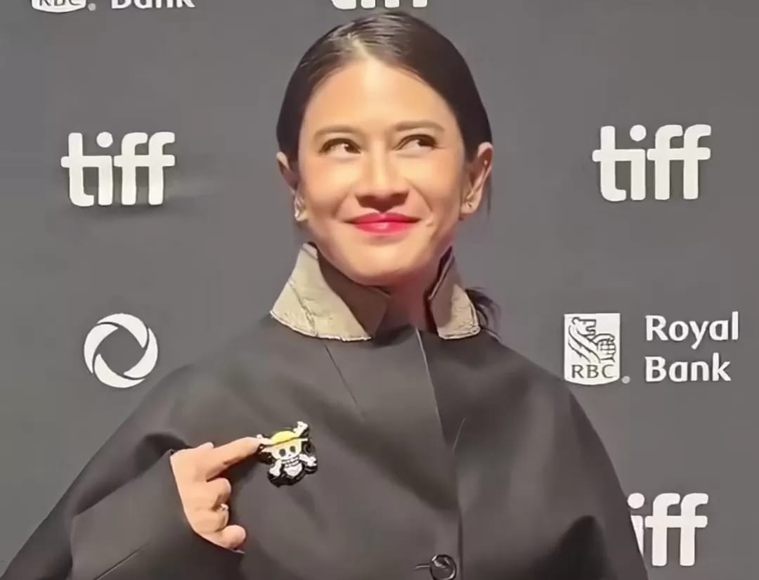 Penampilan Dian Sastrowardoyo kenakan pin One Piece di Toronto International Film Festival 2025.