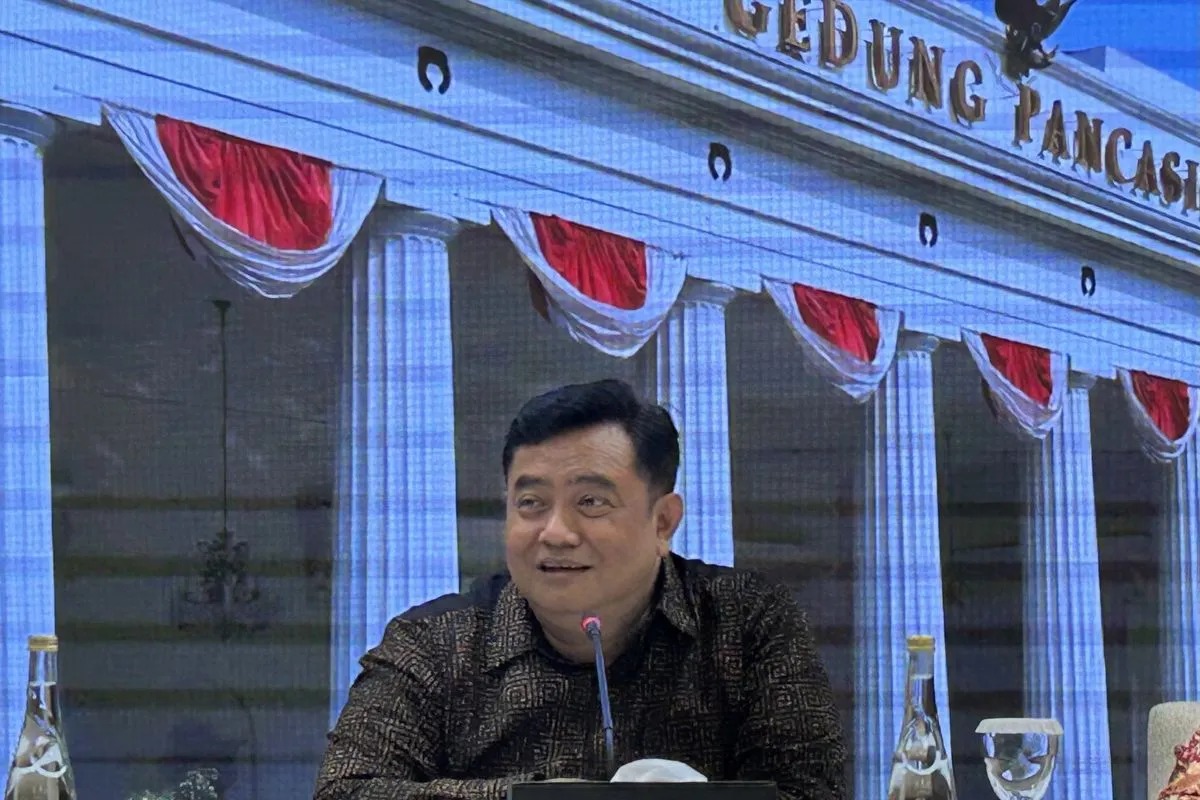 Direktur Jenderal Amerika dan Eropa Kementerian Luar Negeri Umar Hadi memberikan keterangan pers.