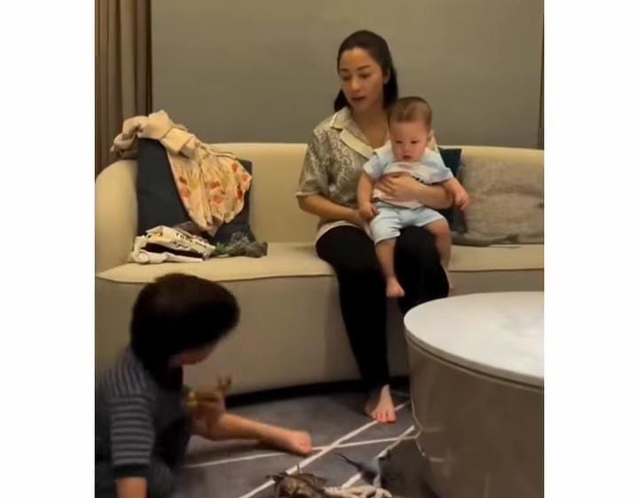 Anaknya tidak mau mandi, Nikita Willy hanya tersenyum santai sambil mengendong si kecil