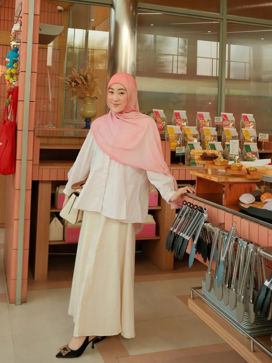 Publik bertanya soal rumah tangga Larissa Chou dan Ikram Rosadi akibat foto kebersamaannya hilang