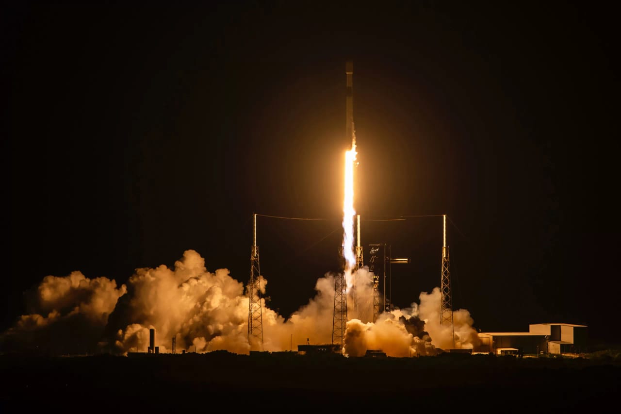 Potret peluncuran satelit nusantara lima digendong roket spaceX AS