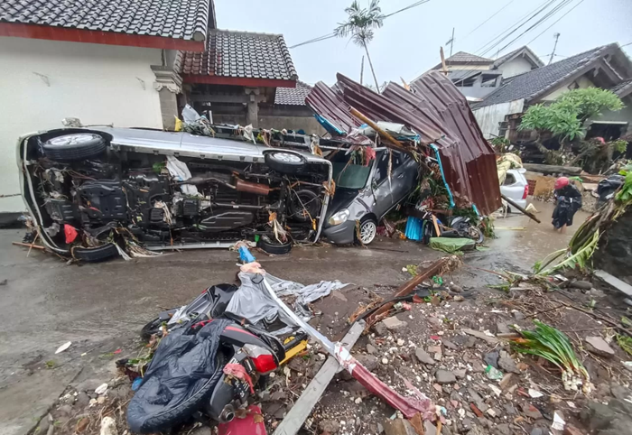Banjir besar di Bali tak hanya merendam rumah, tapi juga lumpuhkan ribuan sekolah. Anak-anak tetap diimbau agar tidak berhenti belajar.