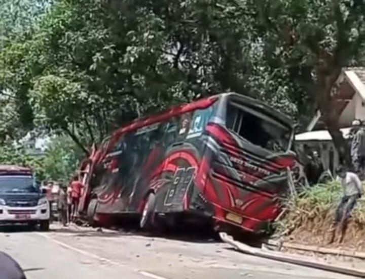 Kondisi bus rombongan karyawan RS Bina Sehat usai menabrak pembatas jalan di jalur Bromo.&nbsp;