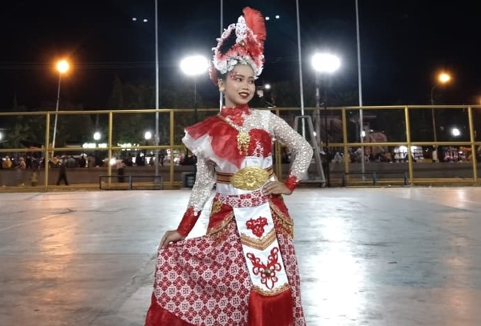 Diva tampak cantik dalam balutan kostum tarinya saat akan tampil.