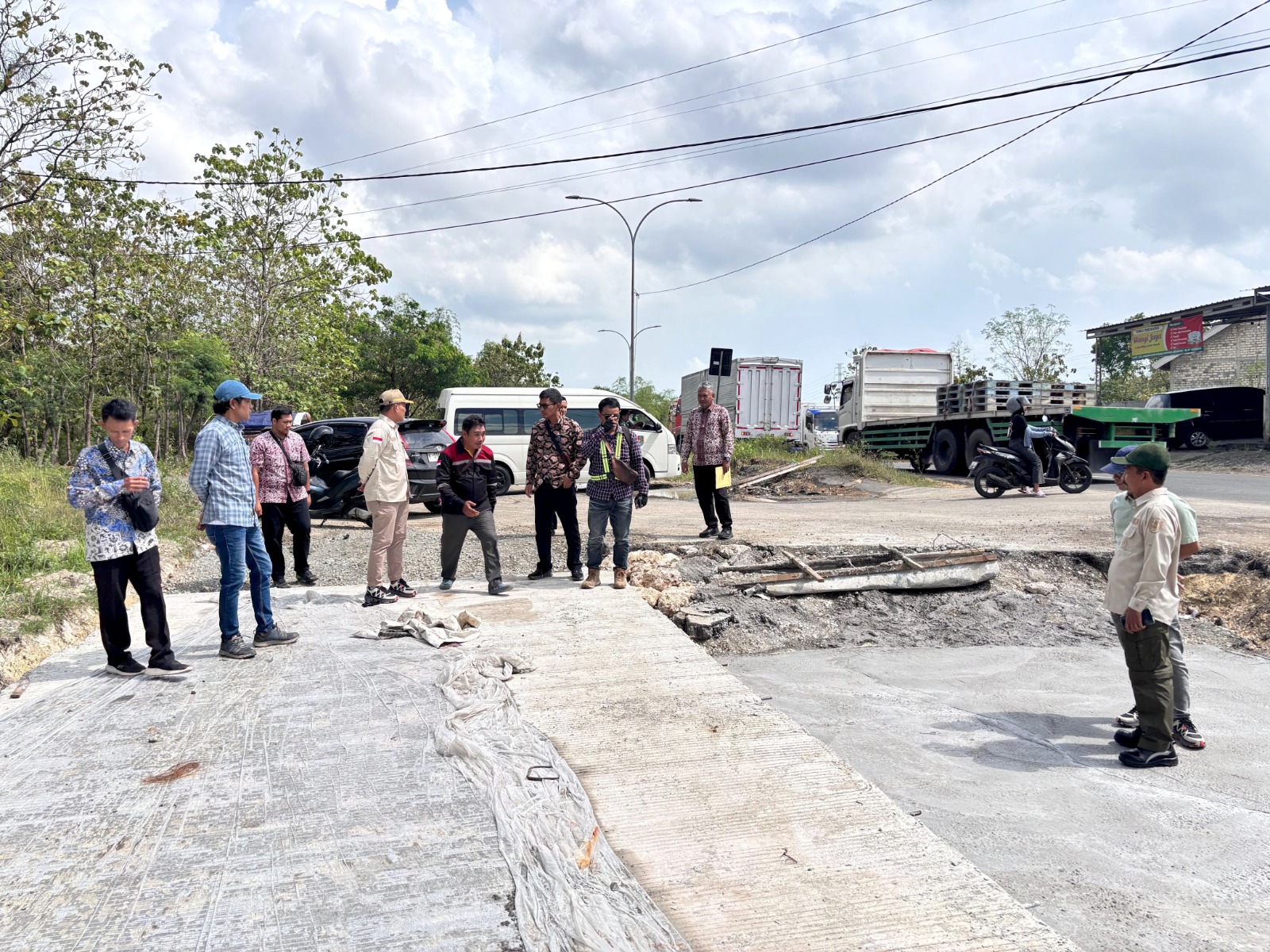 Komisi I DPRD melakukan monitoring di JLS untuk memastikan kualitas proyek.