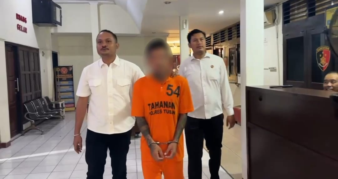Pelaku penganiayaan balita empat tahun hingga babak belur, saat diringkus Satreskrim Polres Tuban.